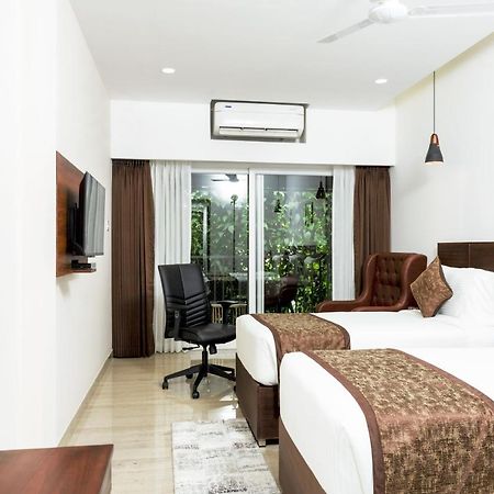The Runway Hotel Kochi Esterno foto