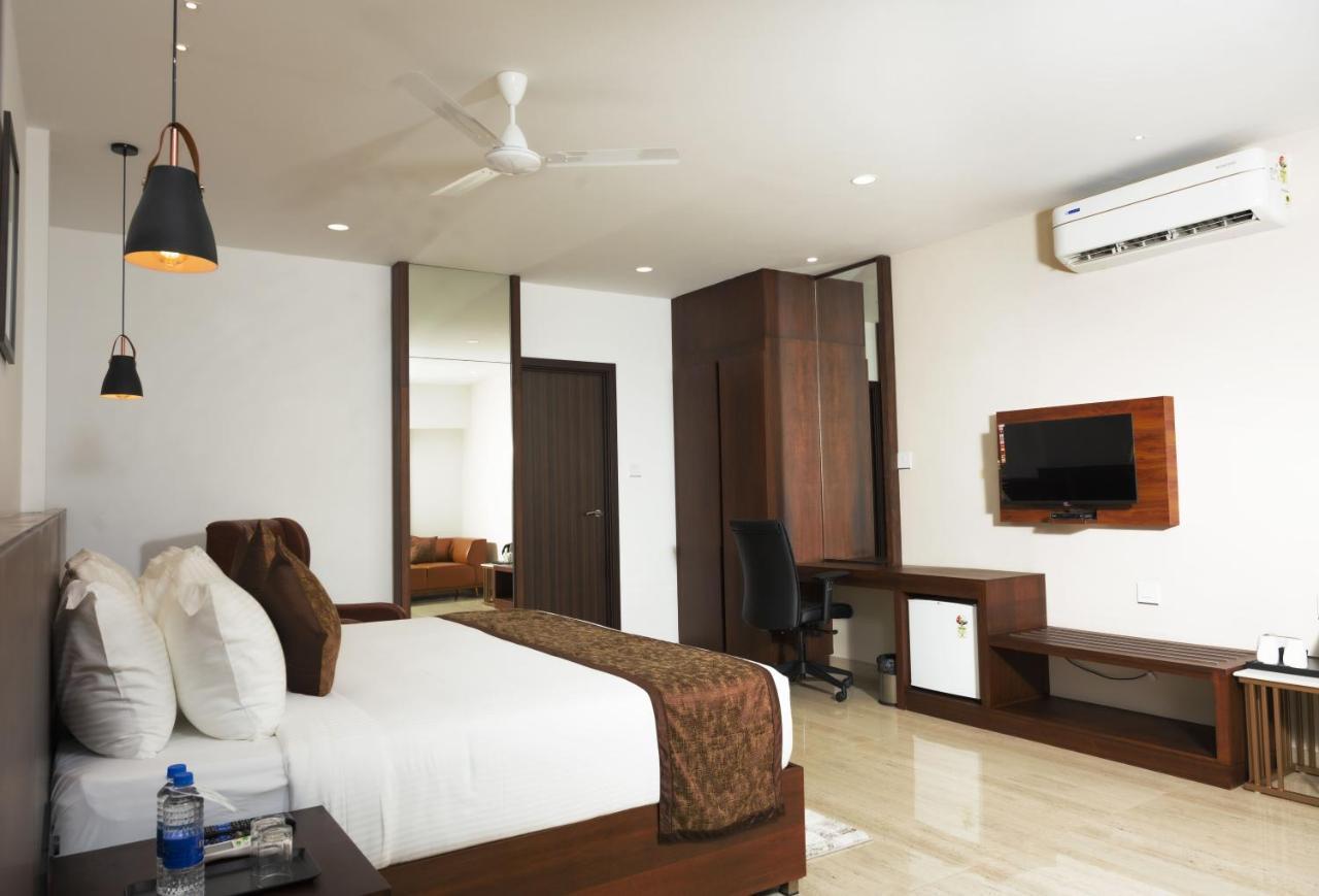 The Runway Hotel Kochi Esterno foto