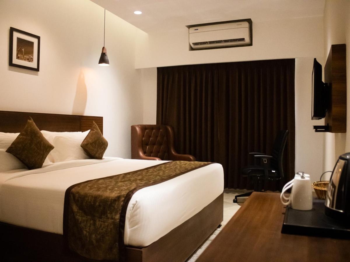 The Runway Hotel Kochi Esterno foto