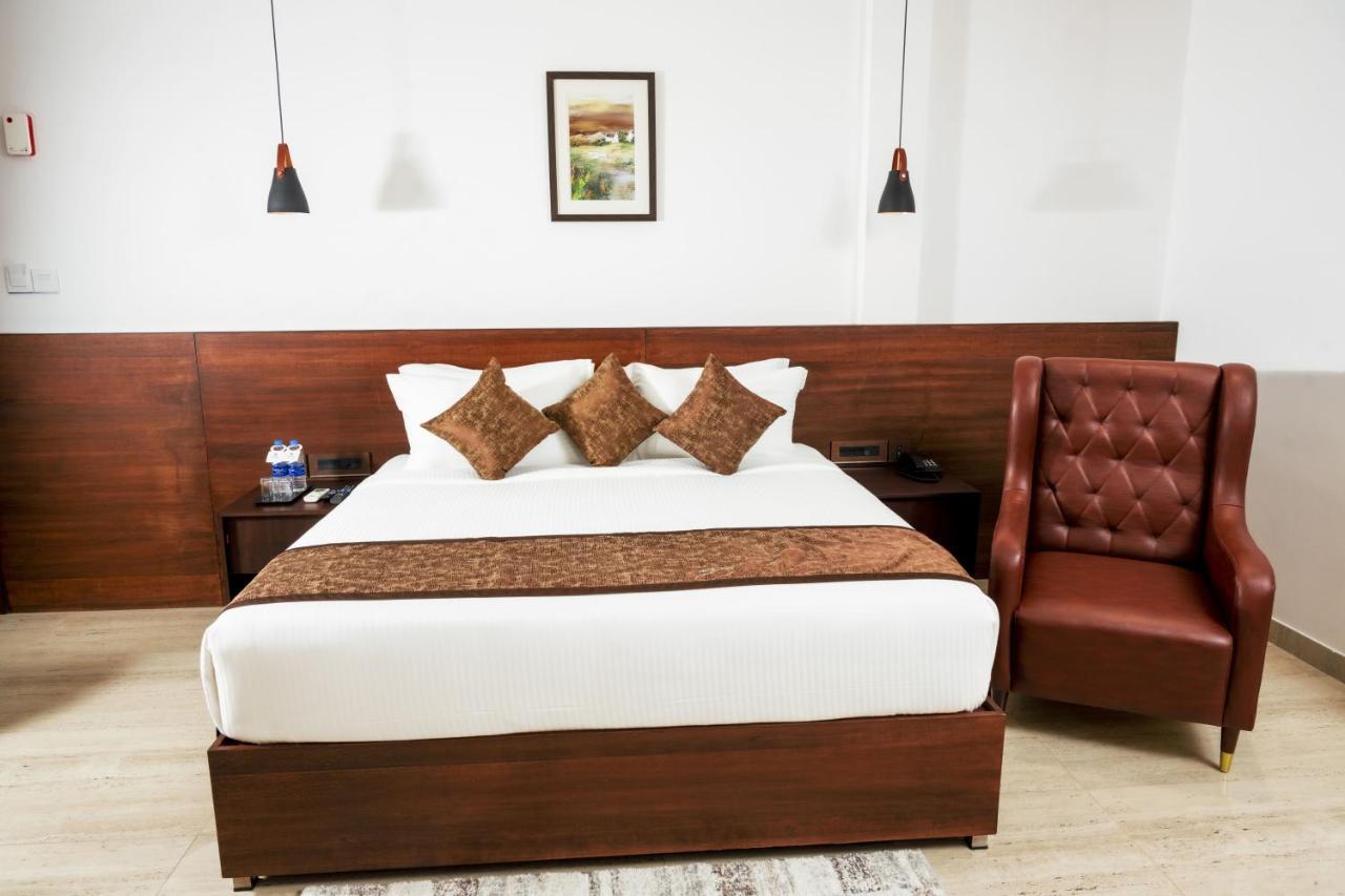 The Runway Hotel Kochi Esterno foto