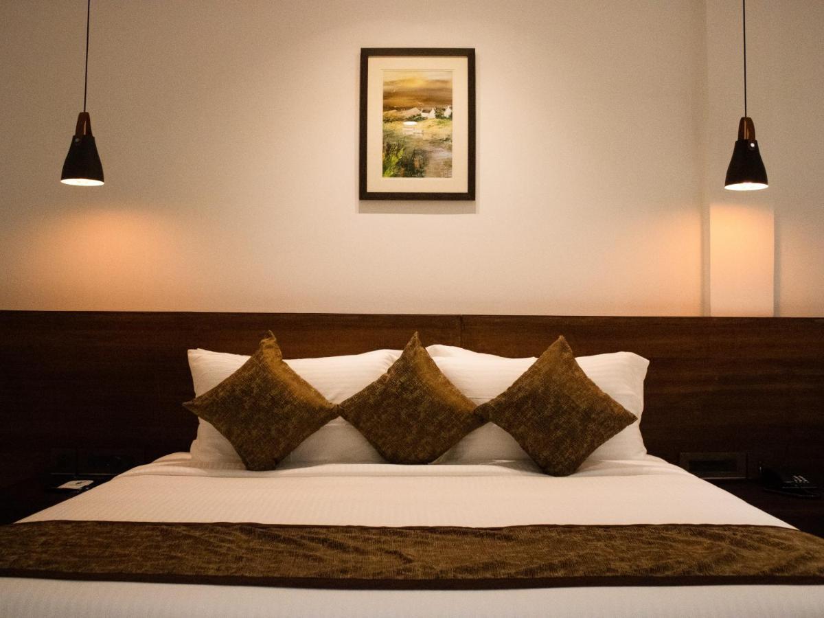 The Runway Hotel Kochi Esterno foto