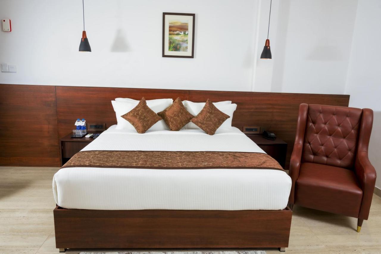 The Runway Hotel Kochi Esterno foto
