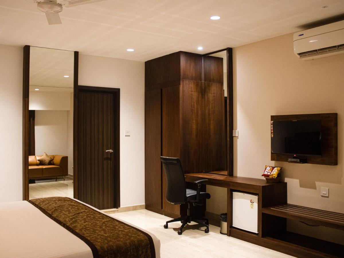 The Runway Hotel Kochi Esterno foto
